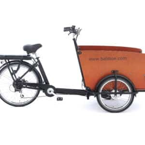 Svart Babboe Big E 450 lastcykel med en robust frontlåda i trä designad för att transportera föremål, med två framhjul och ett bakhjul. Utrustad med ett bekvämt säte och styre för bekväm körning, fungerar den som en utmärkt familjecykel. Sidan av trälådan visar tydligt webbplatsen "www.babboe.com".