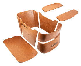 Sex b&ouml;jda L&aring;da Curve-paneler av tr&auml; med f&ouml;rborrade h&aring;l, f&auml;rdiga att monteras till en rektangul&auml;r struktur. Tv&aring; paneler &auml;r m&auml;rkta "BABBOE", vilket tyder p&aring; att de &auml;r delar av en lastl&aring;da eller liknande.