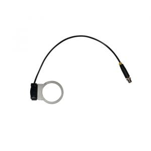 En svart kabel med en cirkulär metallklämma i ena änden och en anslutningsplugg i den andra, vanligen använd i elektroniska installationer, som visas mot en vit bakgrund.