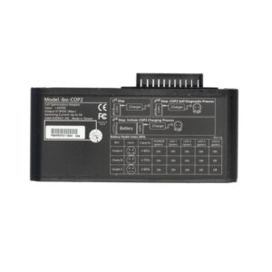 En rektangulär svart COP 2 Laddare City E SE, Curve E SE, Mini E SE, Carve E E, Flow E, Max E, Big E 2019-adapter för batteridiagnostik med märkta portar, omkopplare, kontrollampor och vita tryckta instruktioner för testning och laddning av batteripaket på ytan.