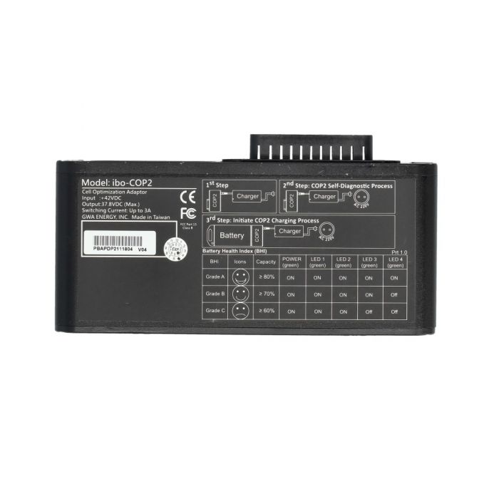 En rektangulär svart COP 2 Laddare City E SE, Curve E SE, Mini E SE, Carve E E, Flow E, Max E, Big E 2019-adapter för batteridiagnostik med märkta portar, omkopplare, kontrollampor och vita tryckta instruktioner för testning och laddning av batteripaket på ytan.