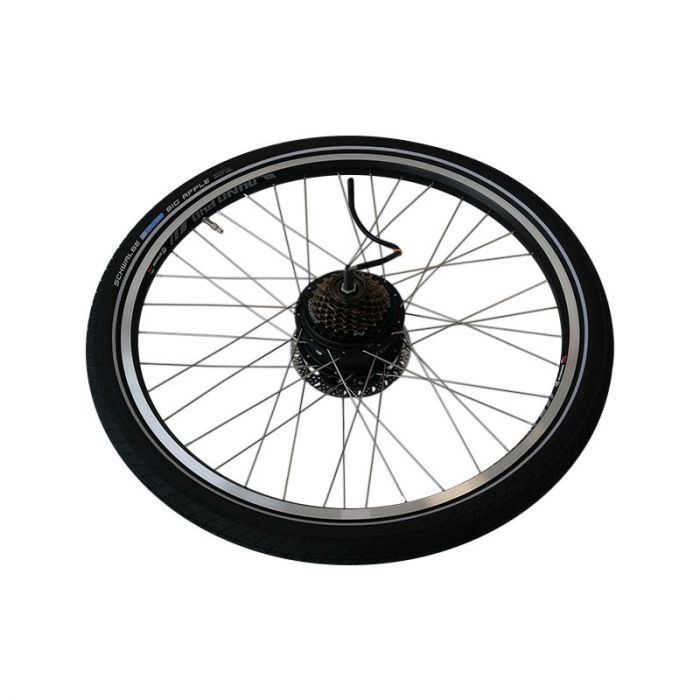 Här är en omformulerad mening där dina produktuppgifter har använts: Ett Bakhjul GWA med motor – ett hjul från Babboe E-serien, med däck, metallekrar, en central växelkassett och en kabel fäst vid navet – ses uppifrån mot en vit bakgrund.