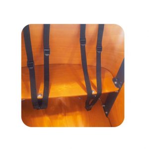 Närbild av Bänk Curve, en modern träbänk med eleganta svarta remmar på ryggstödet, designad för förbättrat stöd eller för att säkra föremål, mot en ren vit bakgrund.