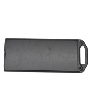 En elegant, rektangulär svart enhet med en slät yta och ett integrerat handtag i ena änden, som liknar ett lastcykelbatteri.