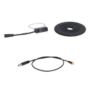 Pedalsensor R37 - 6A består av en svart sensorring med kabel och kontaktdon, en magnetisk skiva med runda hål och en separat svart kabel med kontaktdon, allt mot en vit bakgrund.