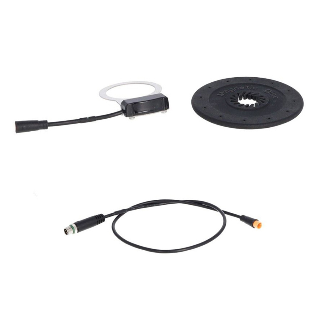 Pedalsensor R37 - 6A består av en svart sensorring med kabel och kontaktdon, en magnetisk skiva med runda hål och en separat svart kabel med kontaktdon, allt mot en vit bakgrund.