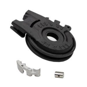 Närbild av en svart cirkulär mekanisk komponent med kugghjulsliknande tänder, känd som Enviolo SP/CA/HD/EX Manual Hub Interface (40T), som används i lastcyklar. Tillsammans med en liten metallbit och en cylindrisk komponent har denna precisionskonstruerade del siffror och markeringar på ytan.