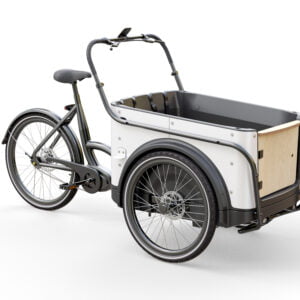 Royal Cargobike Premium: Snygg lasttrehjuling med svart ram med en rymlig trälåda framför för transport av varor eller passagerare. Två framhjul och ett bakhjul garanterar stabilitet och smidig körning. Ställs mot en vanlig vit bakgrund, vilket framhäver dess moderna och sofistikerade design.