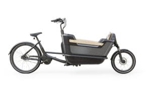 Royal Cargobike Premium 2wheel: Modern svart lastcykel med ett rymligt lastutrymme i trä, bekvämt styre och en vadderad sits för stadsäventyr. Idealisk för effektiv stadstransport med sin eleganta tvåhjuliga design.