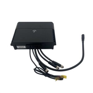 En svart Kontrollbox GWA HWWX-4310 – 5-polig från 2022, en elektronisk styrbox med flera kablar och kontakter som sticker ut från den, avbildad mot en vit bakgrund.