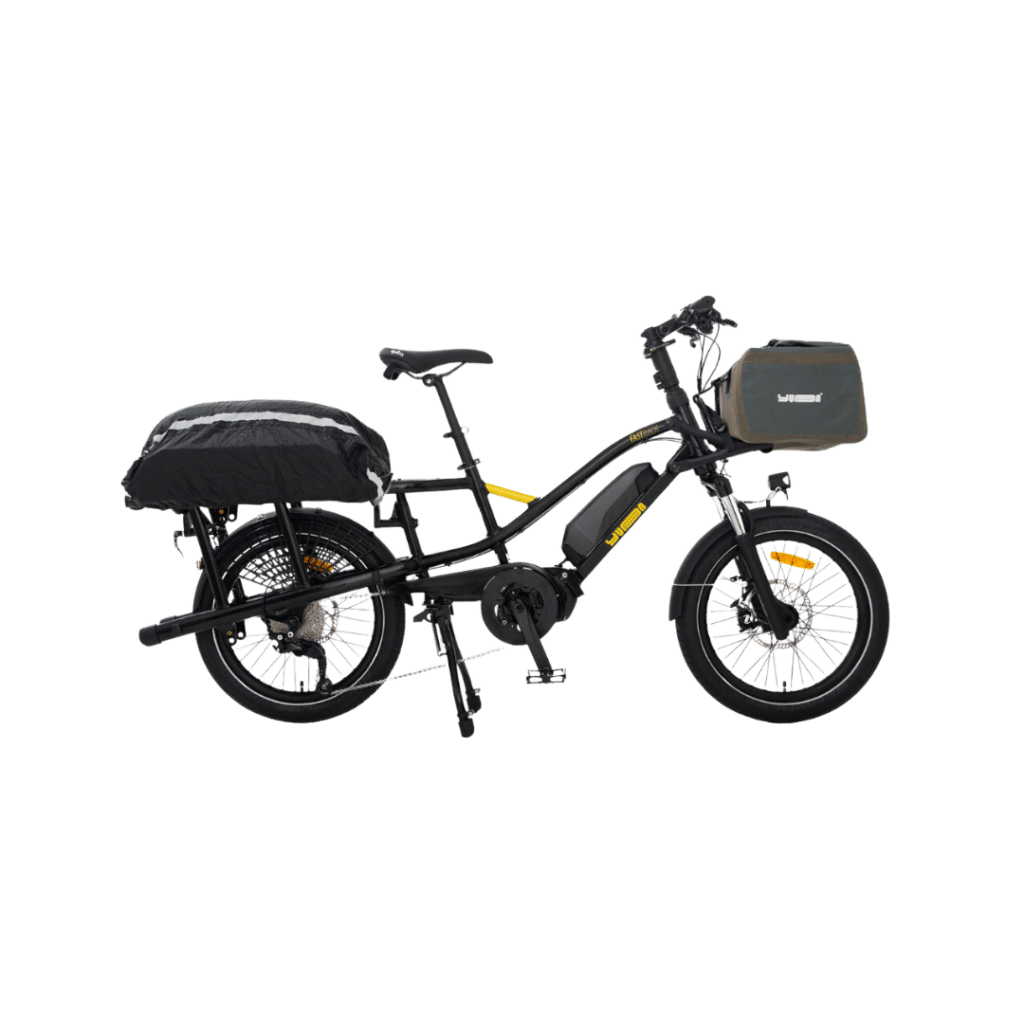 En elektrisk lastcykel av märket Yuba FastRack i svart, med ett täckt bagageutrymme bak och en väska på styret fram, avbildad i profil mot en vit bakgrund.