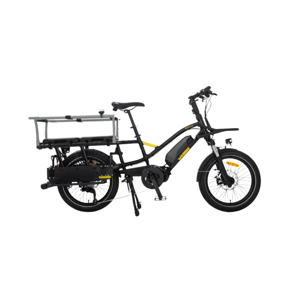 En svart Yuba FastRack eldriven lastcykel med ett robust bakre pakethållare och ett monterat batteri, fotograferad från sidan mot en enfärgad vit bakgrund.