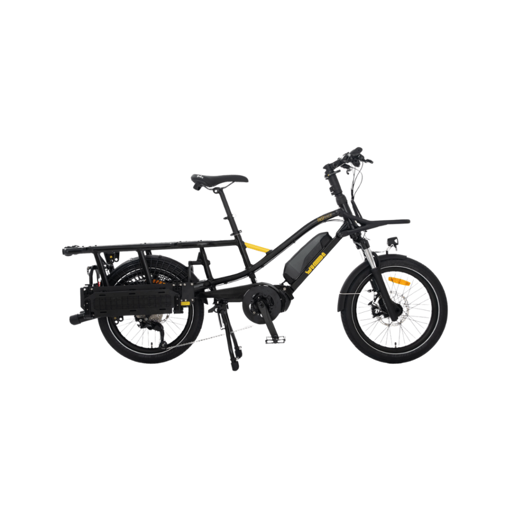 En svart elektrisk lastcykel av märket Yuba FastRack, utrustad med ett robust bakre pakethållare, en mittmonterad motor, skärmar fram och bak samt ett stöd, är fotograferad från sidan mot en enfärgad vit bakgrund.