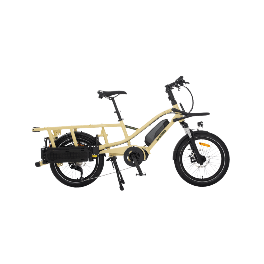 En gul Yuba FastRack-lastcykel av typen longtail med eldrift, utrustad med ett robust bakre pakethållare, svart sadel, batteri monterat på ramen samt skärmar fram och bak, avbildas i profil mot en vit bakgrund.