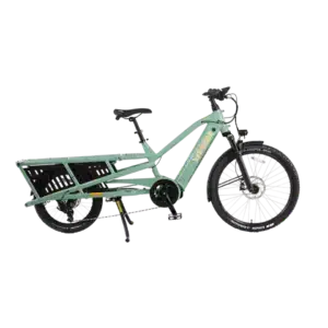 Green Yuba Spicy Curry Plus last-e-cykel med slitstark longtail-ram, stort bakre lastställ, bekväm svart sits, två ekrade hjul, centralt pedalsystem för effektiv transport av gods och stabilt stödställ.