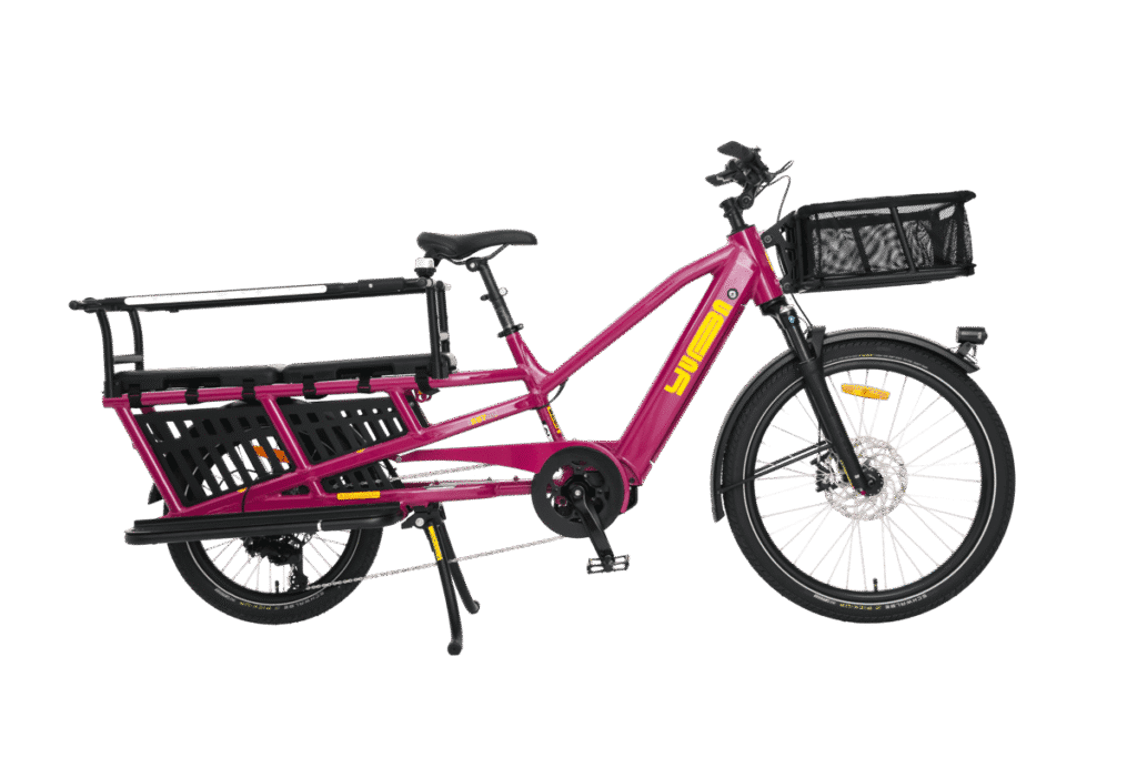 Yuba Spicy Curry Family Edition är en knallrosa eldriven lastcykel utrustad med en framkorg, ett bakre pakethållare och breda däck för transport av gods eller passagerare. Denna longtail-modell har en kraftfull Bosch-motor som garanterar smidiga och effektiva cykelturer.