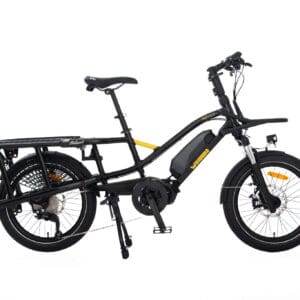 Yuba FastRack elektrisk lastcykel i svart med en kraftfull mellandriven motor, med espressofärgade accenter. Utrustad med breda däck för stabilitet, och både fram- och bakljus för säkerhet. Inkluderar ett hållbart bakre ställ utformat för att bära olika laster, vilket gör det idealiskt för att pendla eller transportera varor effektivt.