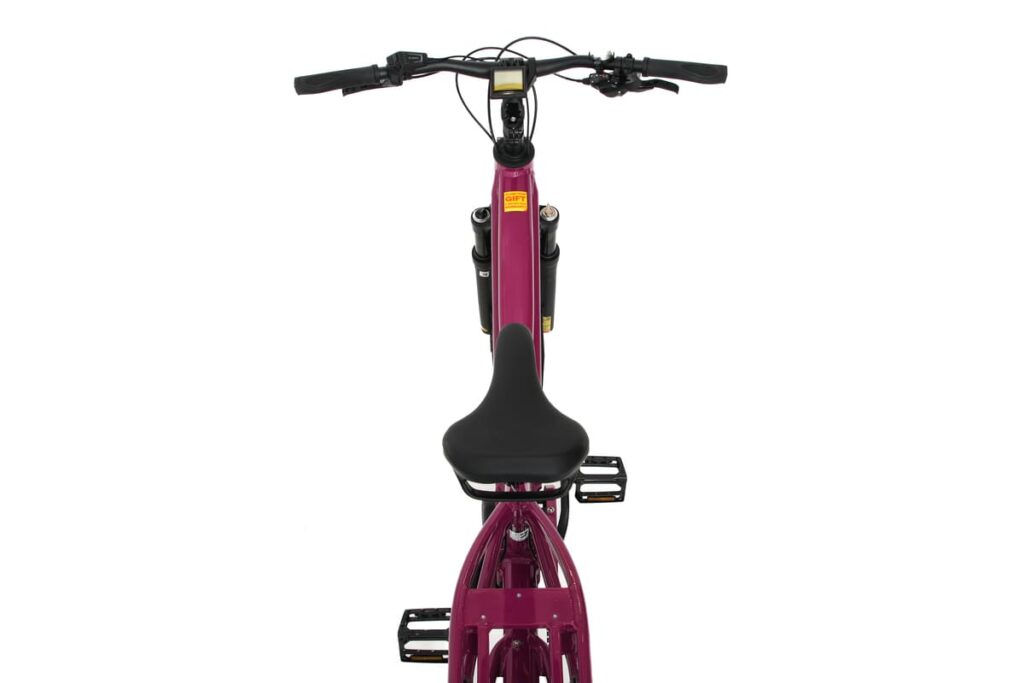 En framifrånbild av en lila Yuba Spicy Curry Family Edition-longtailcykel, med fokus på sadeln, styret och pedalerna, fotograferad mot en vit bakgrund.