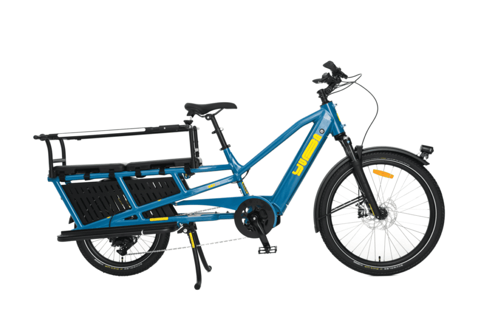 En blå eldriven lastcykel med ett robust bakre pakethållare, två hjul, en svart sadel, skärmar fram och bak samt gula dekaler – den iögonfallande Yuba Spicy Curry Family Edition med lång bakdel och Bosch-motor visas mot en vit bakgrund.