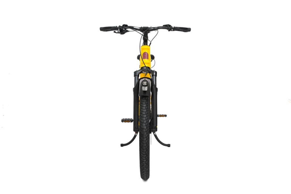 Framifrånbild av en gul Yuba Spicy Curry Family Edition-longtailcykel, utrustad med en Bosch-motor, svart styre, strålkastare och ett tjockt framdäck, fotograferad mot en vit bakgrund.