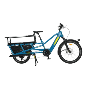 En Yuba Spicy Curry Family Edition, en blå eldriven longtailcykel med ett robust pakethållare, sidoskenor och två stora hjul, visas från sidan mot en grå bakgrund.