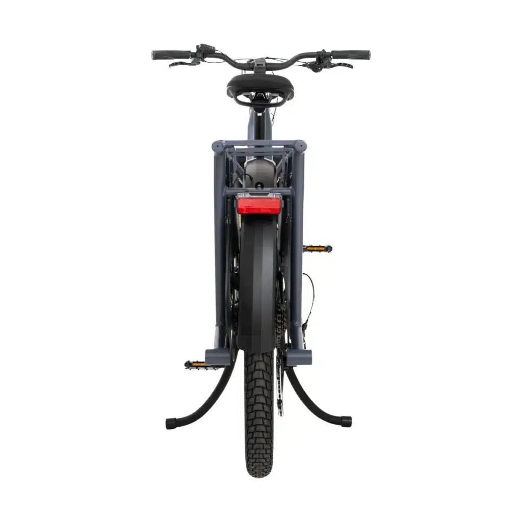 Bakifrån av en elegant svart Boda Boda longtail elcykel med ett rött bakljus, synliga växlar och ett stort bakhjul. Cykeln stöds av ett grått stativ, som visar upp styret i linje med ett ergonomiskt säte för förbättrad design.