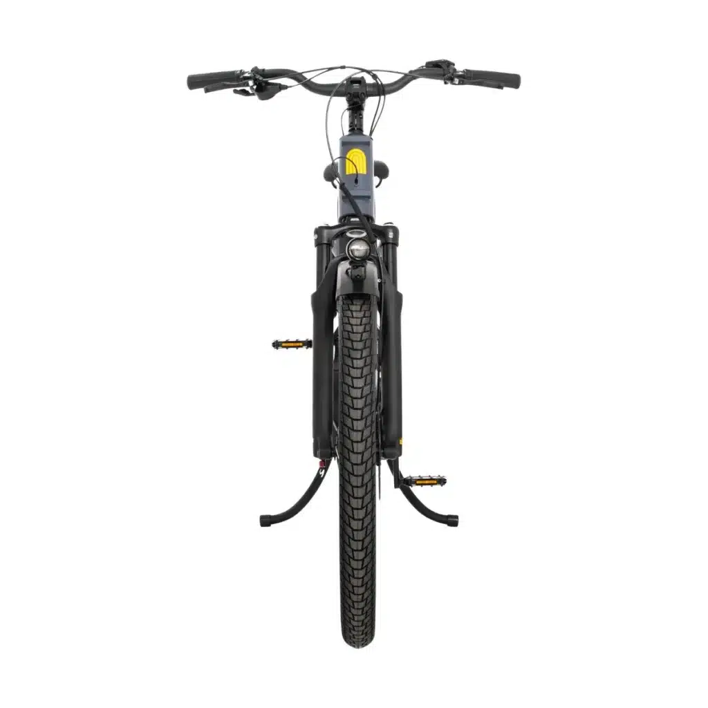 Framifrån av en svart Boda Boda mountainbike med breda terrängdäck, synligt styre och en centralmonterad strålkastare. Cykeln stöds av ett stativ, vilket framhäver dess robusta ram som liknar Yuba Kombi E5 longtail-serien. Idealisk för oländig terräng och uppvisar robusta mountainbikeegenskaper.