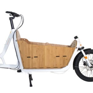 Vit elslätcykel med en stor bambulåda framtill för att transportera gods eller passagerare, visad mot en vit bakgrund.