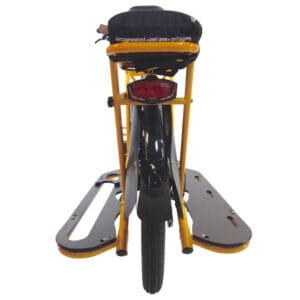 Bakifrån av en cykel med stora gula och svarta Mundo Tow Tray-lastplattformar monterade på båda sidor av bakhjulet, med en extra sadeldyna placerad ovanpå det bakre lasthållaren.