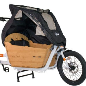 Cargo Canopy V1.2 har ett elegant svart, väderbeständigt lock med genomskinliga fönster som säkert omsluter den främre träboxen och sittdelen på en vit ellastcykel för att ge förbättrat skydd mot väder och vind och uppgradera cykelns utseende.