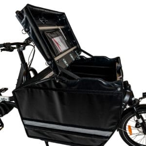 Närbild av en svart lastcykel med Supercargo Pro Box 200L, som framhäver dess rymliga öppna frontfack med sufflett och 200-liters förvaringskapacitet; styret och en del av framhjulet är synliga.