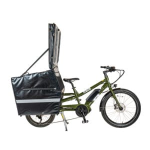Grön Spicy Curry Pro Box ellastcykel med rymlig svart bakre lastbox, hög halvöppen kaross, robust ram, robusta däck, rakt styre och cykelstöd – designad för praktisk och säker stadstransport.