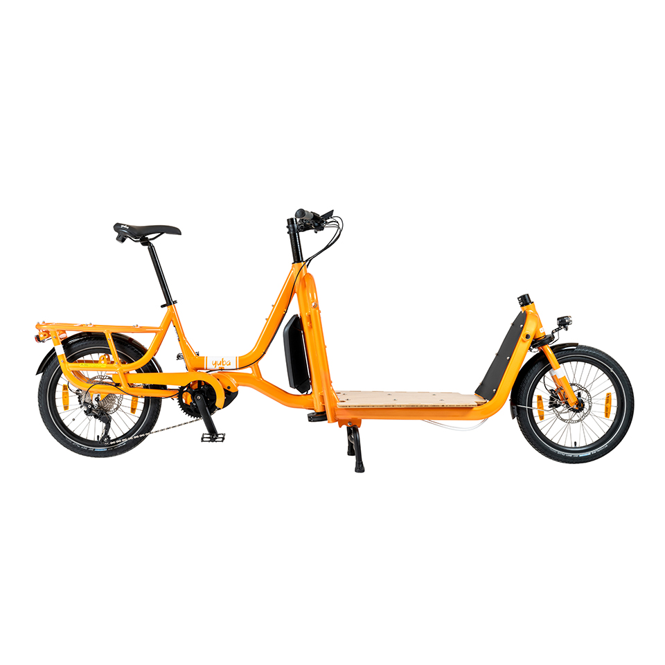 Yuba Supercargo CL lastcykel har en livfull orange ram med en lång, låg plattform fram för att transportera gods eller passagerare, svarta styren och omaka hjulstorlekar för ökad stabilitet och manövrerbarhet.