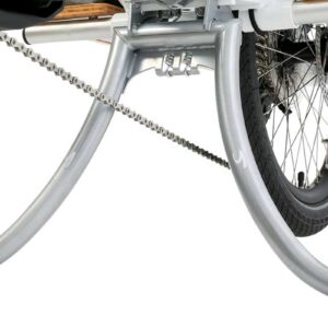 Närbild av en cykels bakhjul med en robust silverfärgad Roots Double kickstand utfälld, som håller cykeln säkert upprätt, mot en vit bakgrund.