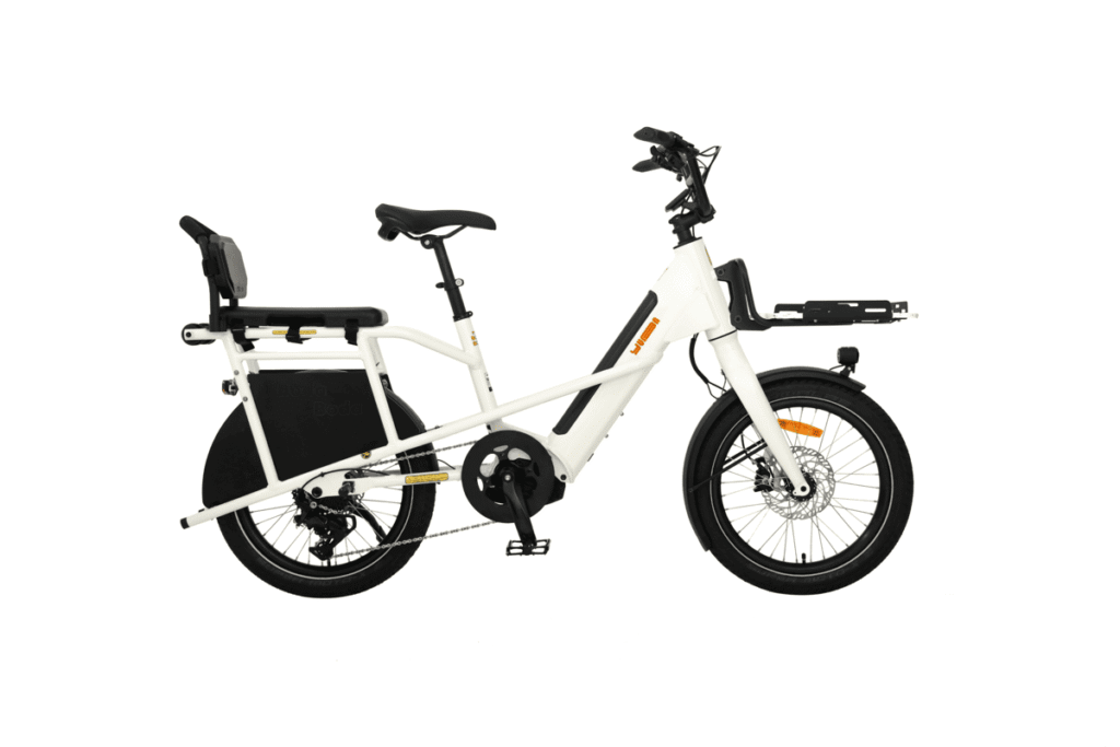 Vit Yuba Mini Boda Boda lastcykel med svart barnstol bak, främre och bakre pakethållare, sidovy mot vit bakgrund, idealisk för familjer.