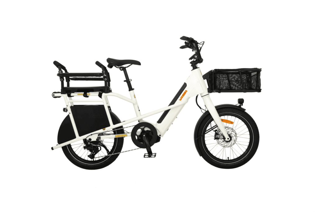 Vit Yuba Mini Boda Boda elektrisk lastcykel med korg fram och pakethållare bak, visad i sidoprofil mot vit bakgrund för familjetransport.