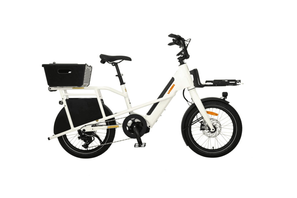 Vit Yuba Mini Boda Boda elektrisk lastcykel från sidan med svart förvaringslåda bak och pakethållare fram, på en vit bakgrund.