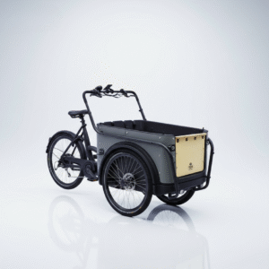 Svart Royal Cargobike trehjuling med stor främre lastlåda av ljust trä, bakifrån mot vit bakgrund, miljövänlig design.