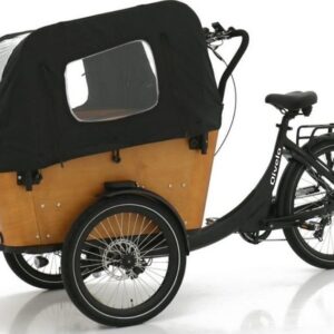 Qivelo Curve Dr7 är en svart och brun trehjulig lastcykel med en främre trälåda och ett svart tak med genomskinliga plastfönster, perfekt för transport av passagerare eller gods.