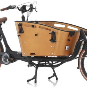 En svart Qivelo Curve 2 med mittmotor lastcykel med en ljusbrun frontlåda av trä, bruna däck och en brun sadel visas på en vit bakgrund.