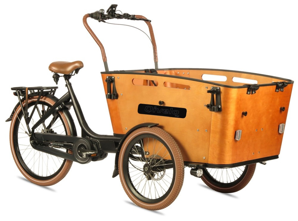 Qivelo Curve DR7 är en prisvärd trehjulig lådcykel med stor trälåda fram, svart ram, brunt säte och handtag samt ljusa däck - idealisk för att frakta varor eller passagerare.