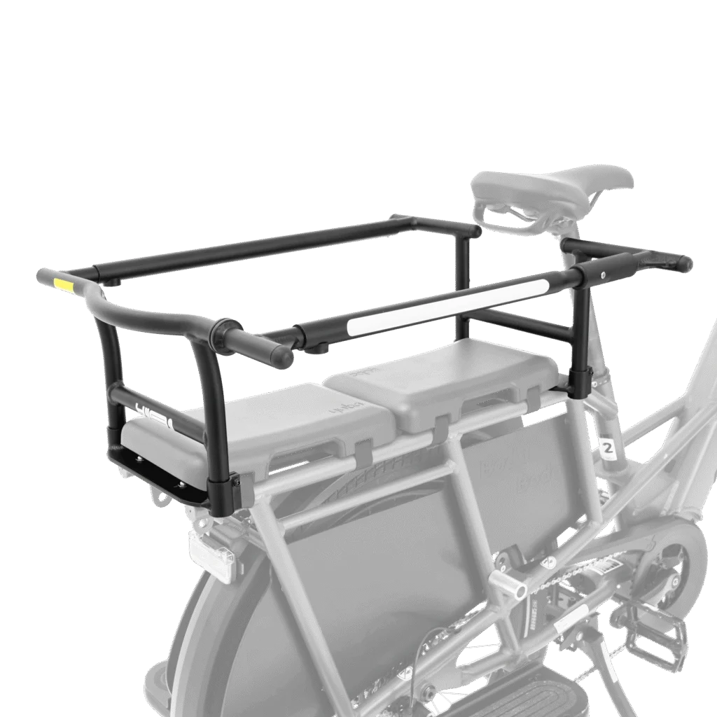 Ett kompakt cykelst&auml;ll i svart metall med skenor och sidost&ouml;d &auml;r monterat ovanf&ouml;r bakhjulet p&aring; en cykel, som visas i delvis gr&aring;skala. Lastst&auml;llet verkar vara utformat f&ouml;r att transportera last eller passagerare p&aring; ett s&auml;kert s&auml;tt och &auml;r idealiskt f&ouml;r anv&auml;ndning med Yuba EZ Monkeybars.