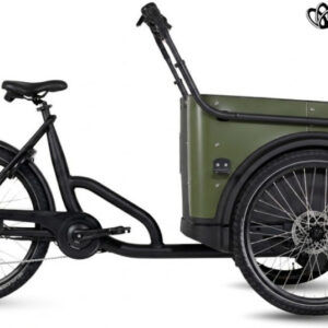En svart lastcykel med en stor grön låda monterad på två framhjul, lämplig för transport av gods eller passagerare. Cykeln har logotypen "royal cargo bikes" i det övre högra hörnet.