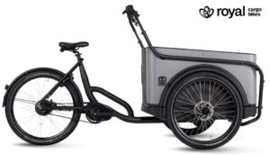 En svart och grå trehjulig lastcykel med en stor förvaringslåda framtill, designad av Royal Cargo Bikes. Cykeln har ett bakhjul och två stora framhjul som bär upp lastlådan.