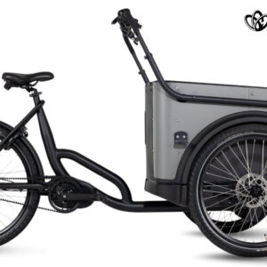 En svart och gr&aring; trehjulig lastcykel med en stor f&ouml;rvaringsl&aring;da framtill, designad av Royal Cargo Bikes. Cykeln har ett bakhjul och tv&aring; stora framhjul som b&auml;r upp lastl&aring;dan.