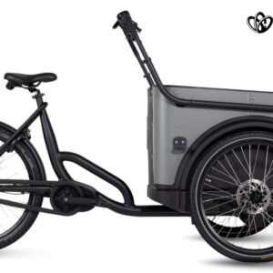 En svart och grå lastcykel med stor förvaringslåda fram, två framhjul och ett bakhjul. Logotypen "Royal Cargo Bikes" finns i det övre högra hörnet.