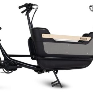 Royal Cargobike Excellent 2wheel, som visas i svart och grått med ett rymligt framfack för last eller passagerare, visas på en vit bakgrund med logotypen "royal cargo bikes" i det övre högra hörnet.