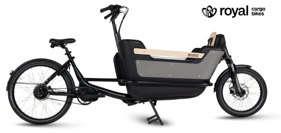 Royal Cargobike Excellent 2wheel, som visas i svart och grått med ett rymligt framfack för last eller passagerare, visas på en vit bakgrund med logotypen "royal cargo bikes" i det övre högra hörnet.