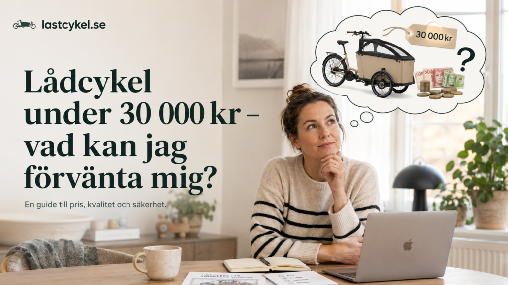 En kvinna sitter vid ett skrivbord med en laptop, kaffekopp och papper och tittar eftertänksamt upp på en tankebubbla som visar en billig lådcykel, pengar och "30 000 kr". Texten lyder: "Lådcykel under 30 000 kr - är billiga lådcyklar värd pengarna?.