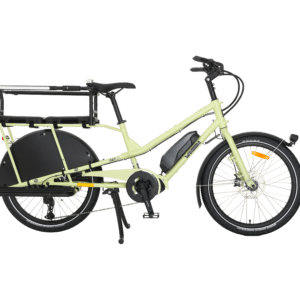 En elektrisk lastcykel av modellen Yuba Kombi EP5 i ljusgrönt, utrustad med ett tåligt bakre pakethållare, svarta stänkskärmar, fram- och bakhjul samt ett stöd, fotograferad från sidan mot en vit bakgrund.